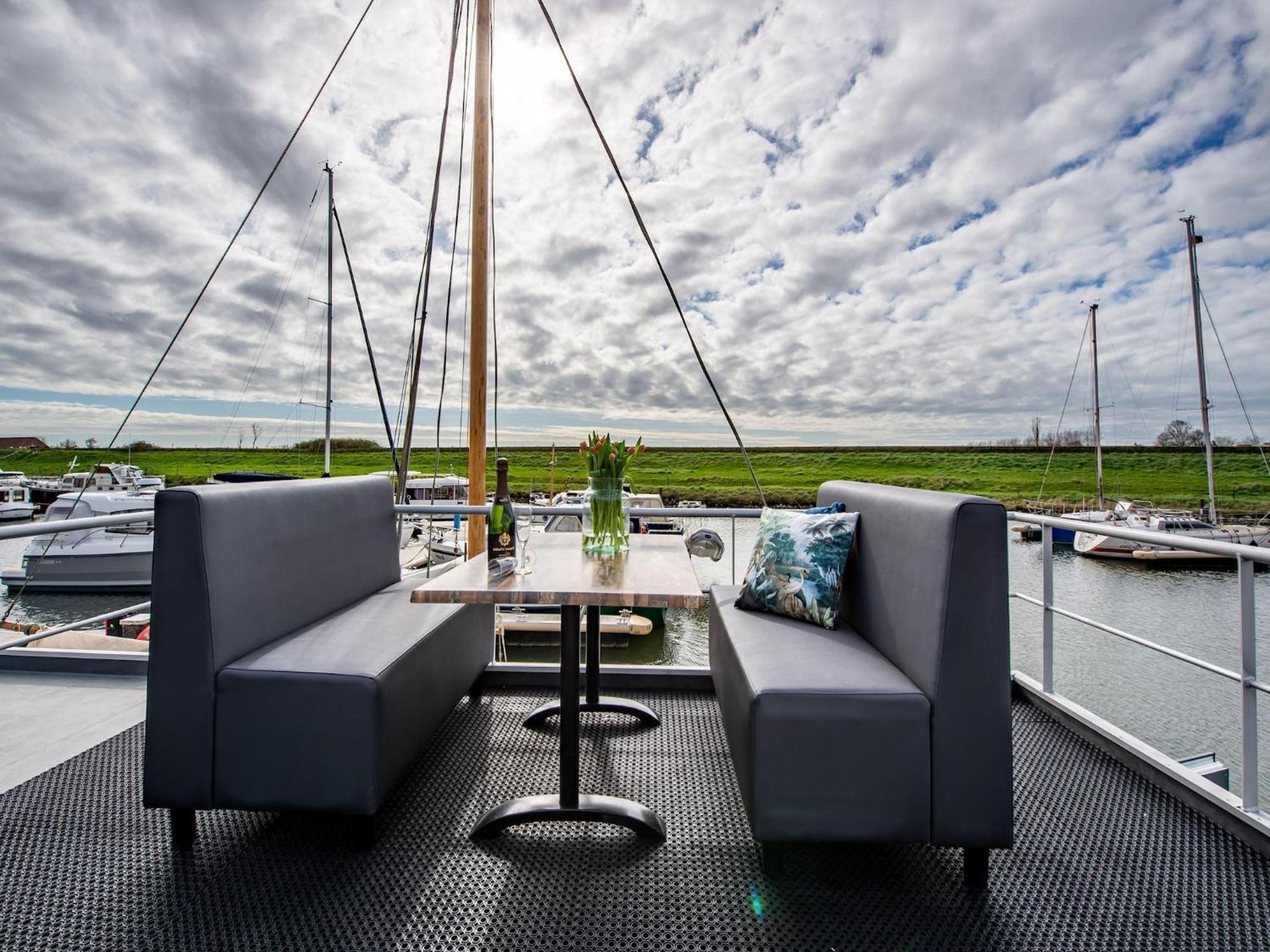 Waterlodge Blue Lagoon On A Jetty For 4 People Kamperland Esterno foto